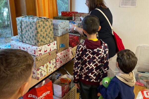 Strahlende Gesichter am Weihnachtsanlass